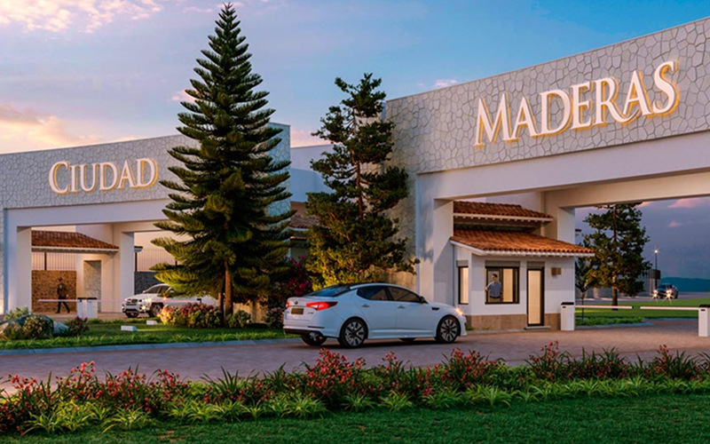 Acceso a un desarrollo Ciudad Maderas al atardecer